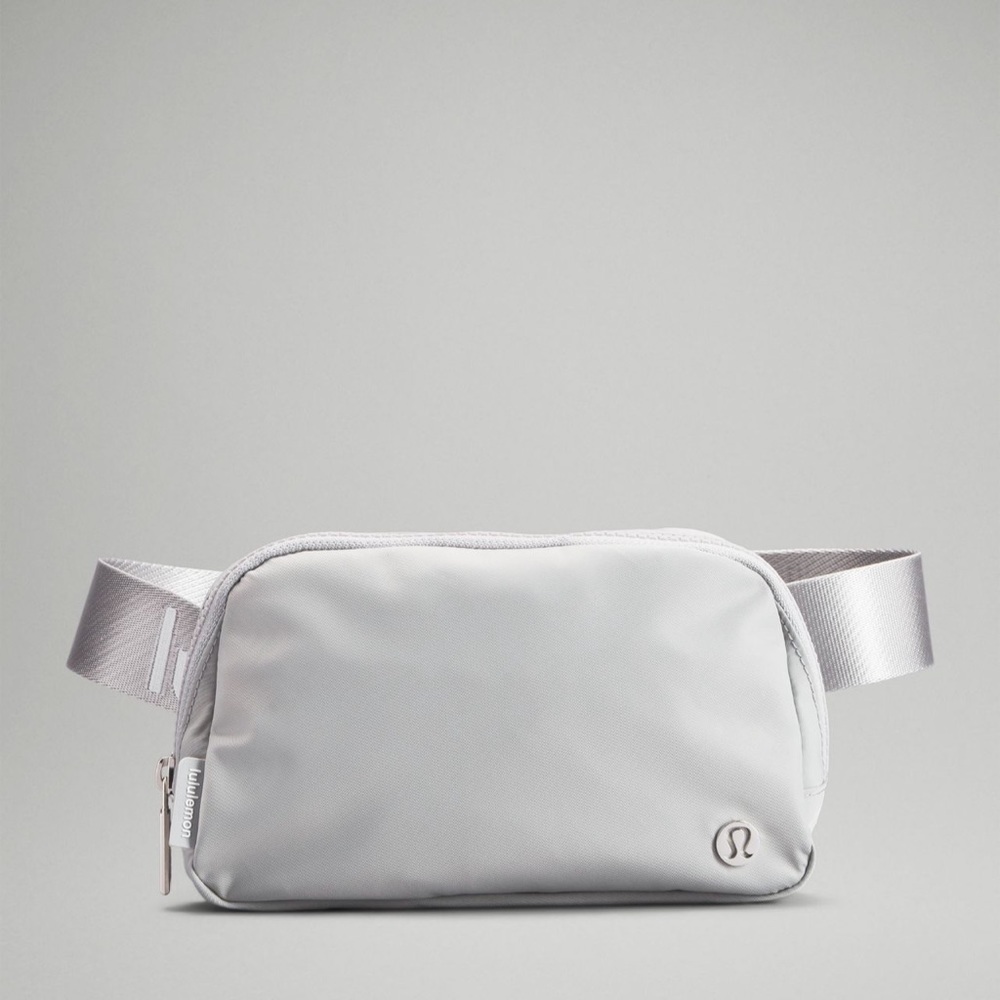 Lululemon Everywhere Belt Bag NWT Silver Drop Wordmark